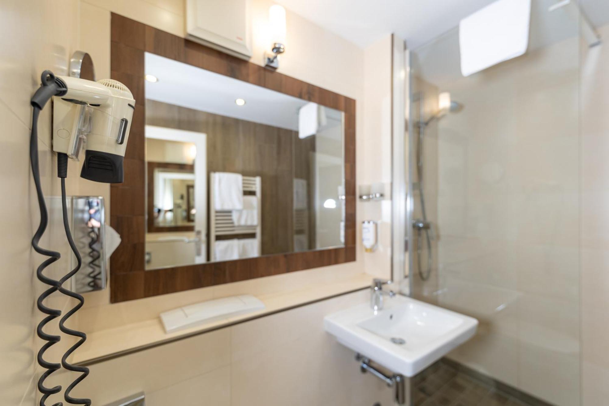 Akzent Hotel Am Goldenen Strauss กอร์ลิตซ์ ภายนอก รูปภาพ
