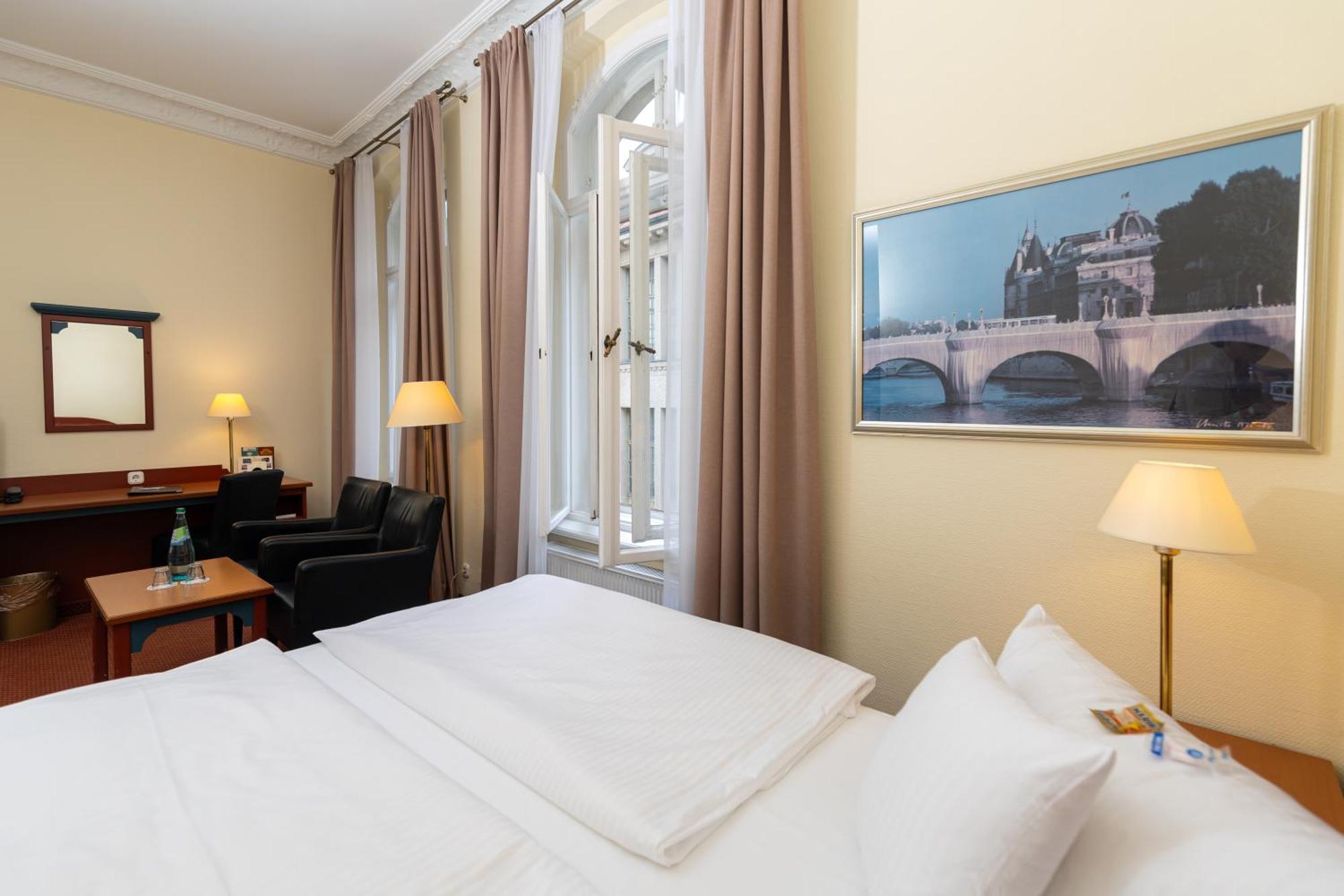 Akzent Hotel Am Goldenen Strauss กอร์ลิตซ์ ภายนอก รูปภาพ