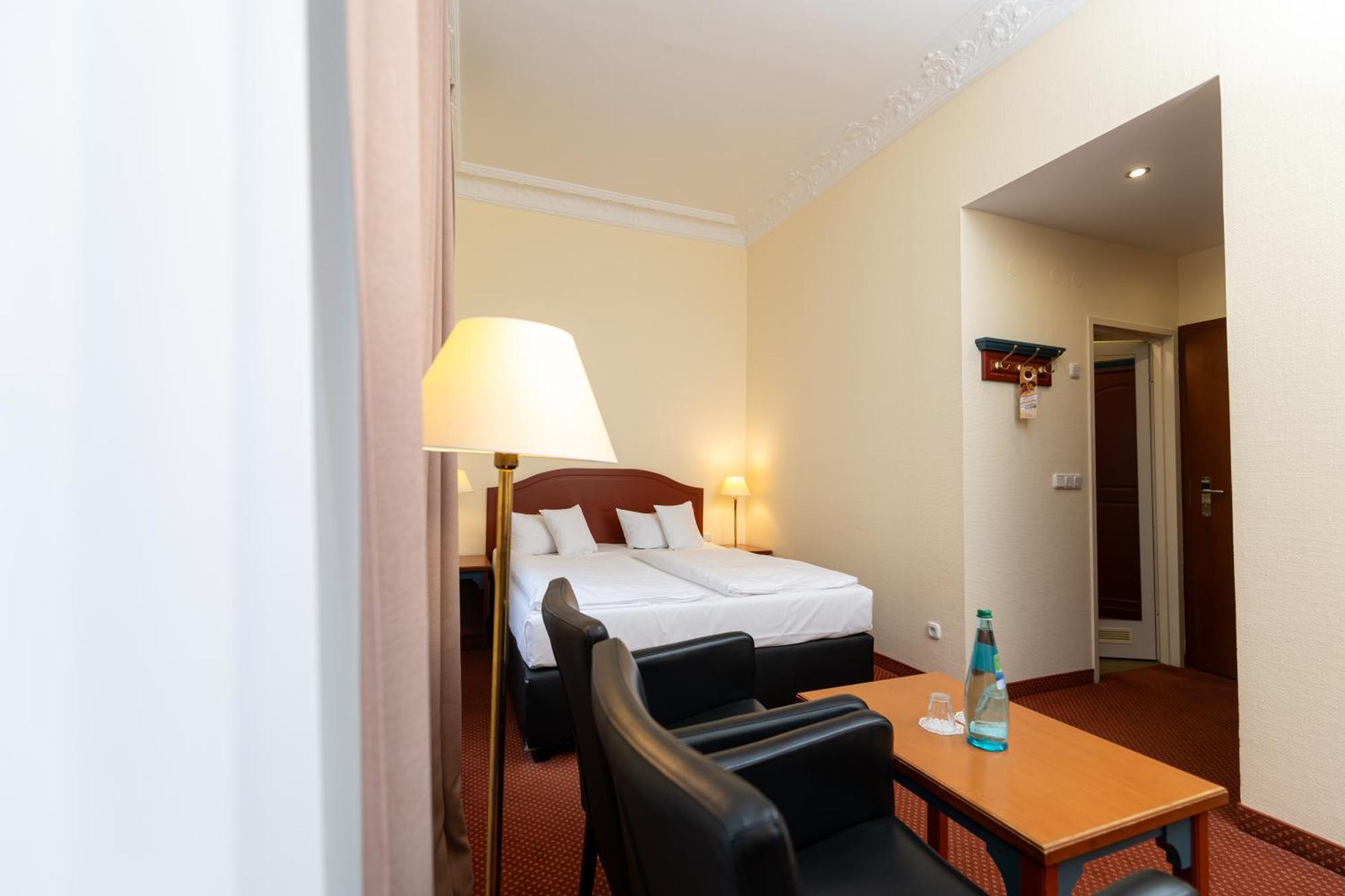 Akzent Hotel Am Goldenen Strauss กอร์ลิตซ์ ภายนอก รูปภาพ