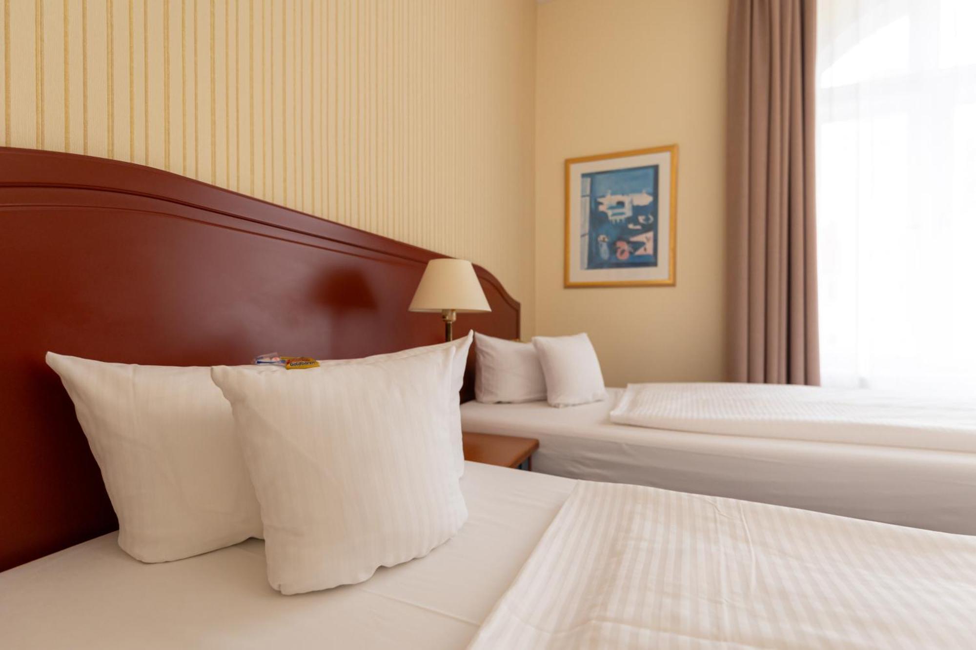 Akzent Hotel Am Goldenen Strauss กอร์ลิตซ์ ภายนอก รูปภาพ