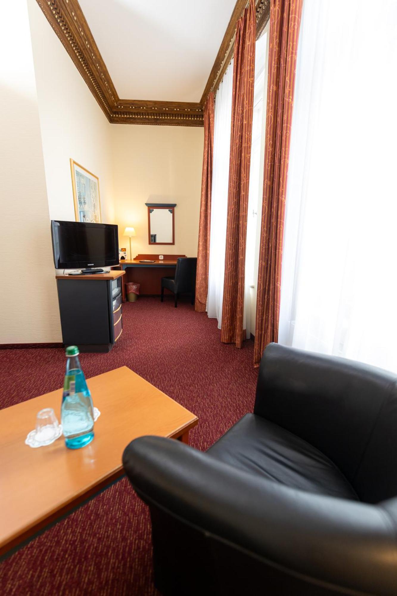 Akzent Hotel Am Goldenen Strauss กอร์ลิตซ์ ภายนอก รูปภาพ