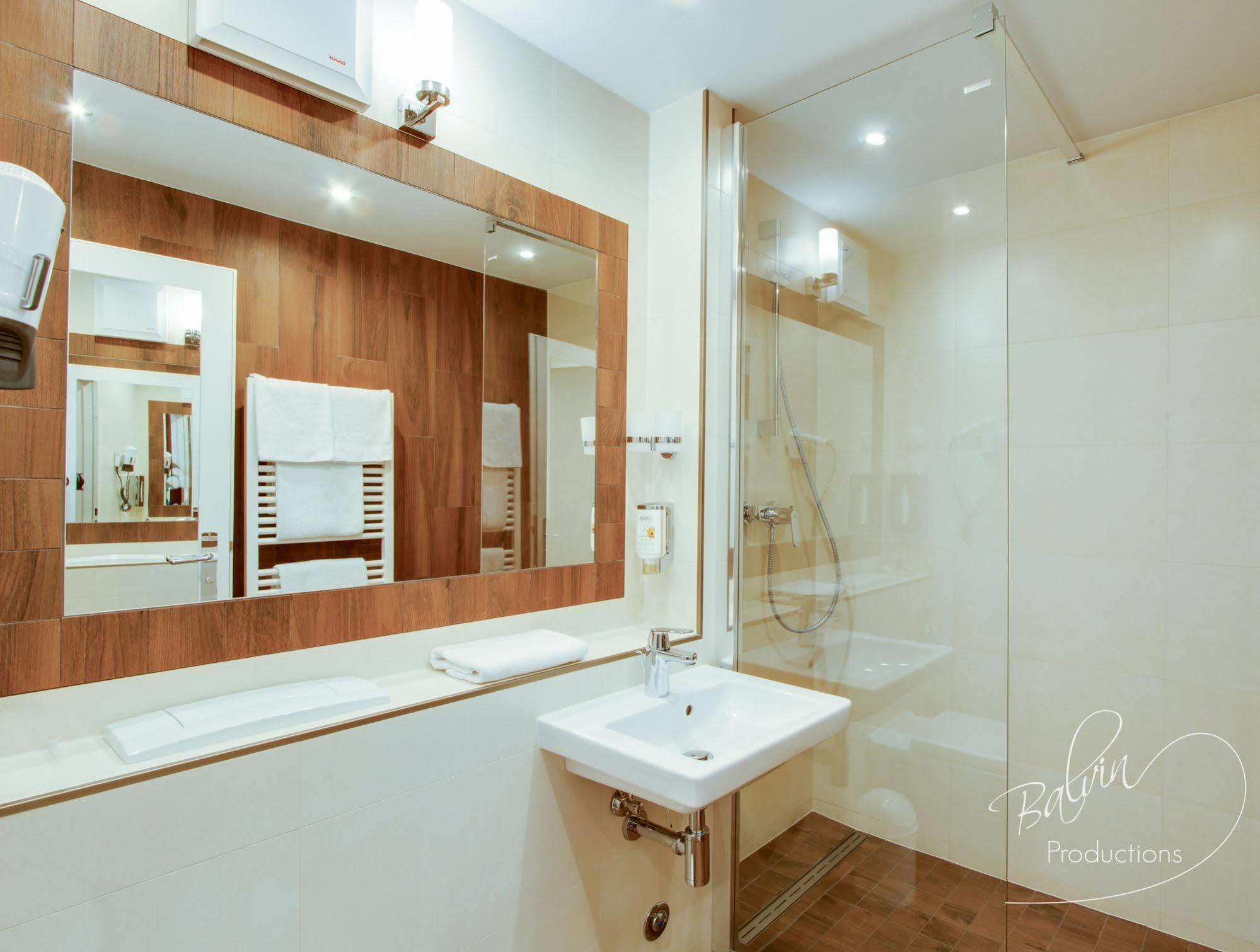 Akzent Hotel Am Goldenen Strauss กอร์ลิตซ์ ภายนอก รูปภาพ