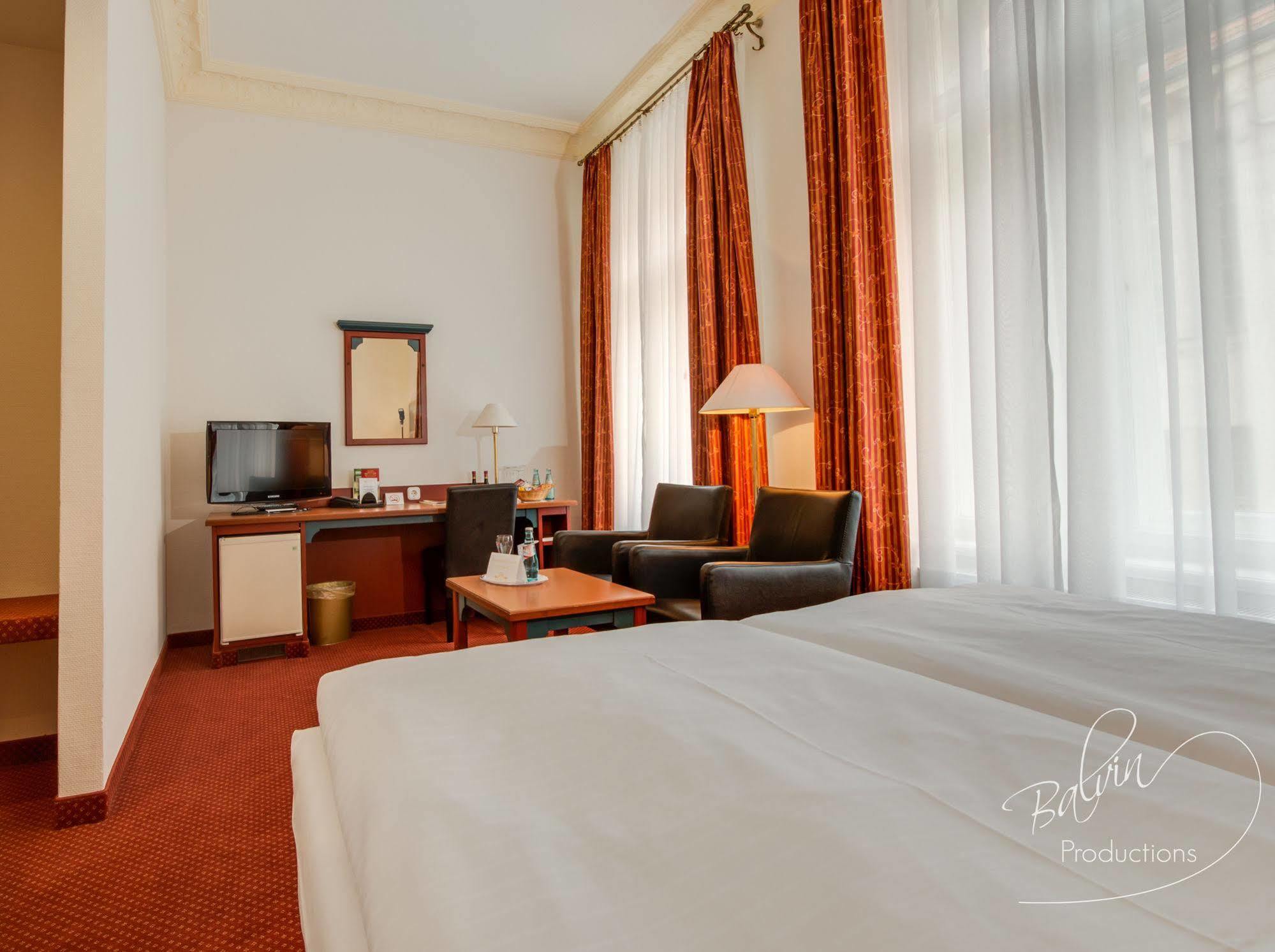 Akzent Hotel Am Goldenen Strauss กอร์ลิตซ์ ภายนอก รูปภาพ