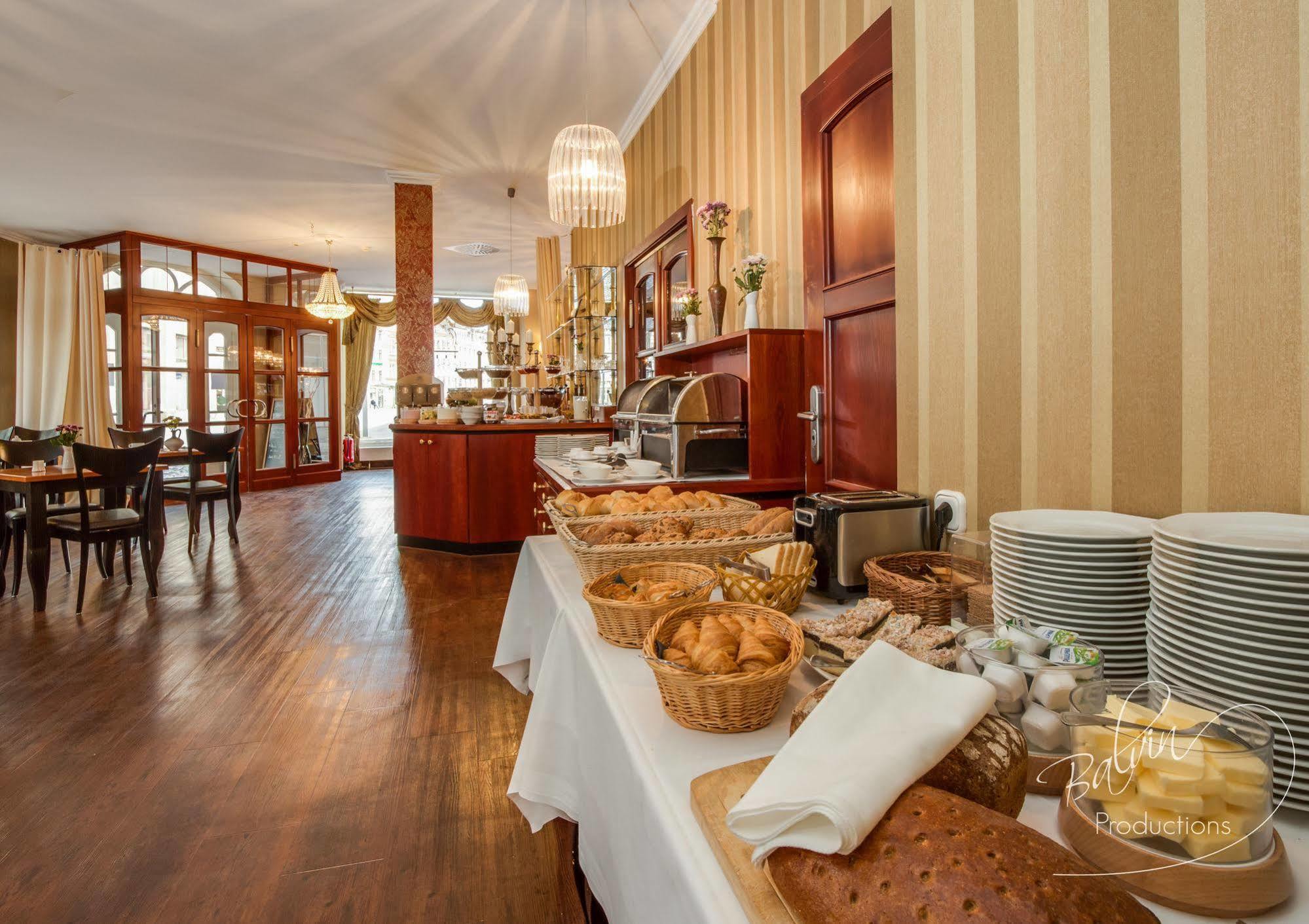 Akzent Hotel Am Goldenen Strauss กอร์ลิตซ์ ภายนอก รูปภาพ